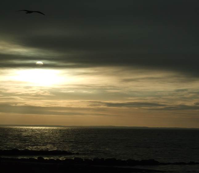 Description: Description: http://upload.wikimedia.org/wikipedia/commons/a/a4/Sun,_Sea,_Sky.jpg